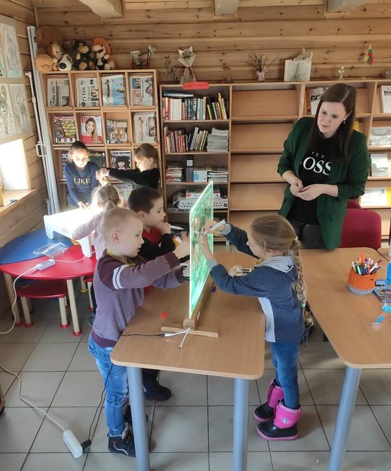 MAŽŲJŲ PAŽINTIS SU BIBLIOTEKA